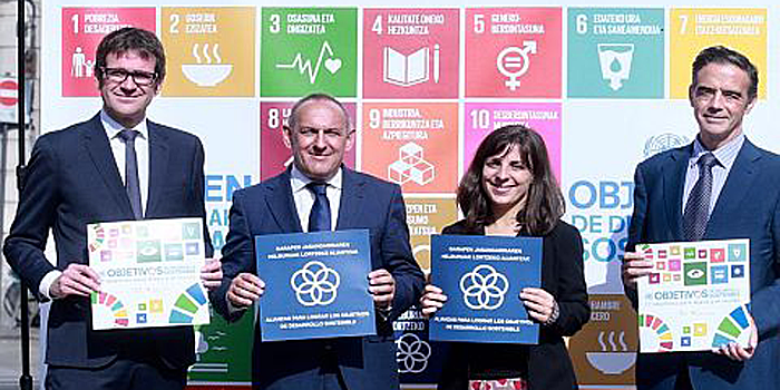 El diputado general y el alcalde de Vitoria-Gasteiz han hecho público el compromiso de sus instituciones con la Agenda 2030 y los 17 Objetivos de Desarrollo Sostenible, aprobados por las Naciones Unidas en 2015.