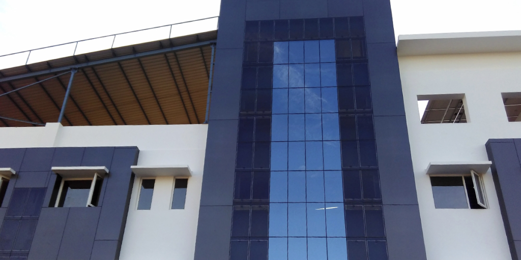 El edificio combina vidrio fotovoltaico transparente con láminas de vidrio convencional. 