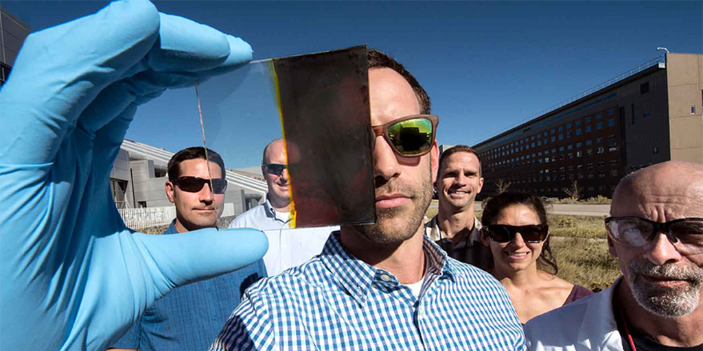 Miembros del equipo de investigación de NREL (Foto por Dennis Schroeder / NREL).