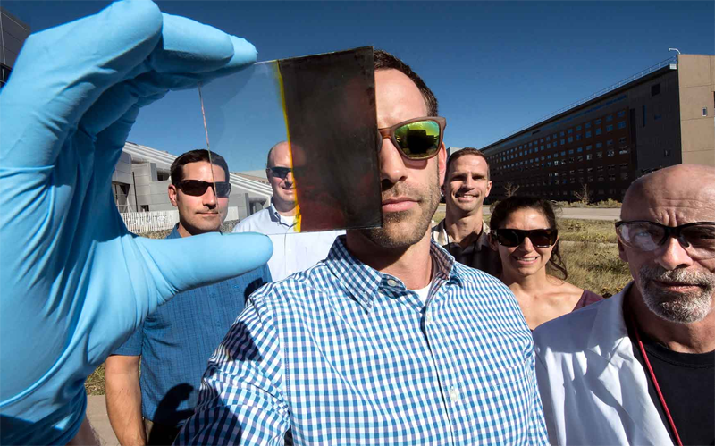 Miembros del equipo de investigación de NREL (Foto por Dennis Schroeder / NREL).