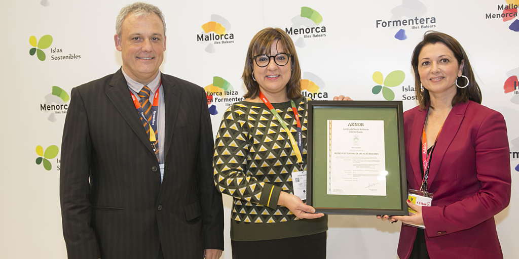 Vicepresidenta del Gobierno de Islas Baleares y consejera de Turismo, Innovación e Investigación, Bel Busquets, recibiendo la certificación de la Huella de Carbono de AENOR. 