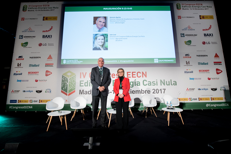 Antonio Aguilar e Inés Leal durante posan de pie en el escenario durante la inauguración del IV Congreso Edificios Energía Casi Nula 2017.