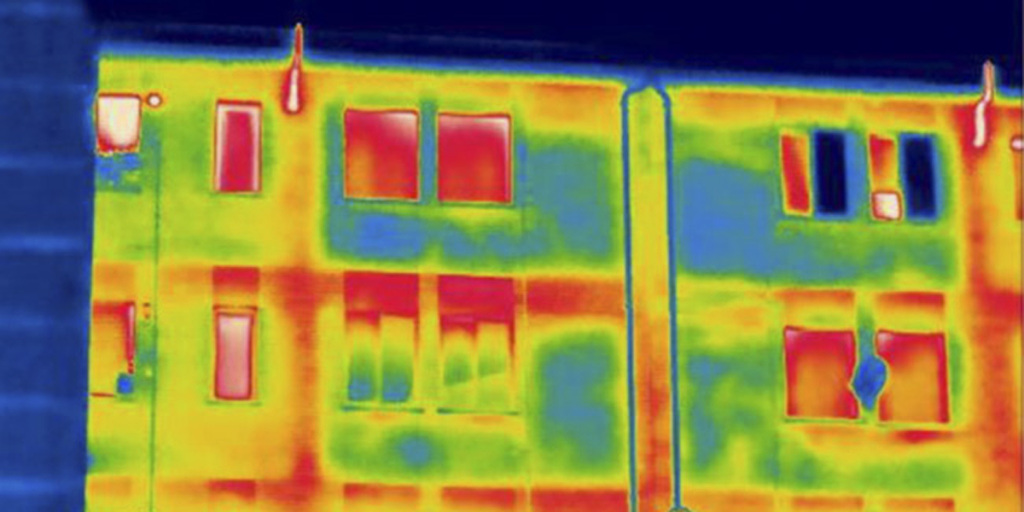 Imagen térmica de un bloque de viviendas del País Vasco en los años 70, donde se evidencia la pérdida de calor por falta de aislamiento. (Juan María Hidalgo / UPV/EHU).