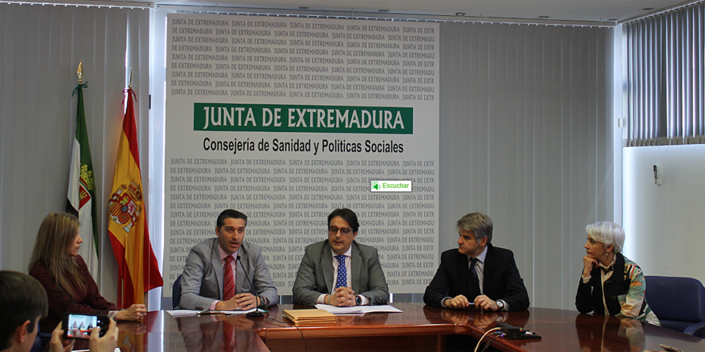 Momento en el que Agenex, el Servicio Extremeño de Salud y la Consejería de Sanidad de Extremadura firman el acuerdo para mejorar la eficiencia energética de los centros sanitarios de la región dentro del proyecto Greener-EX.