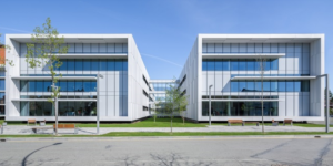 Voladizos fachada ampliación del Hospital San Juan de Dios, Pamplona.