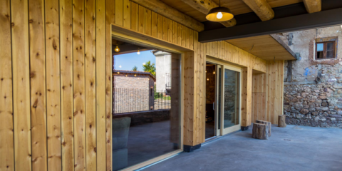 Cal Rossa, el alojamiento rural positivo de madera que genera más energía de la que consume