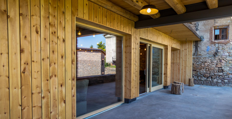 Cal Rossa, el alojamiento rural positivo de madera que genera más energía de la que consume