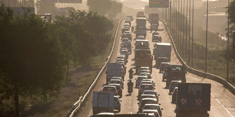 Atasco de coches en una carretera de Barcelona