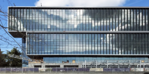 Estas lamas de control solar fotovoltaicas son semitransparentes y de vidrio.