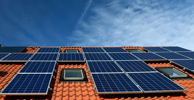 Paneles fotovoltaicos sobre un tejado