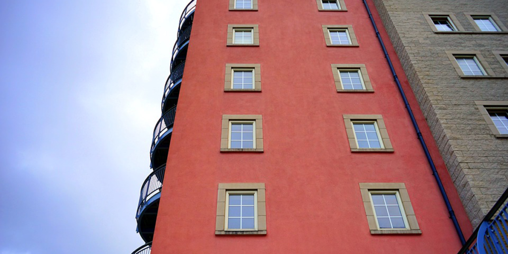 Exterior de un edificio con ventanas