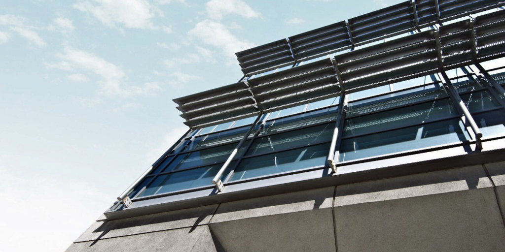Edificio con placas solares