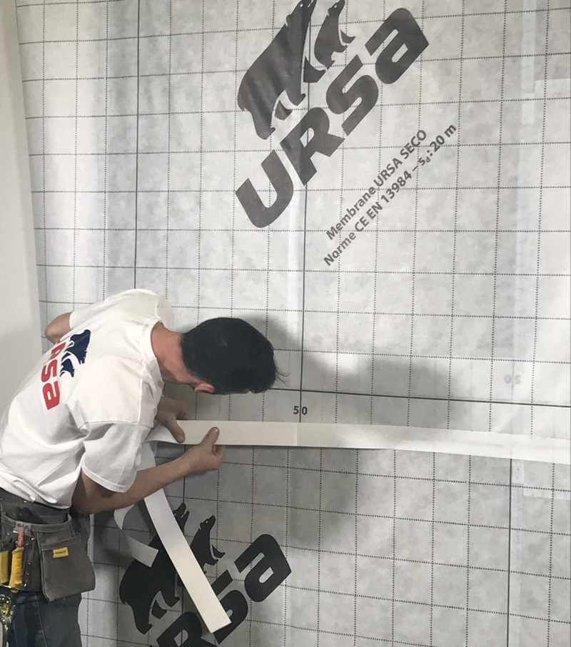 Trabajador instalando URSA Seco