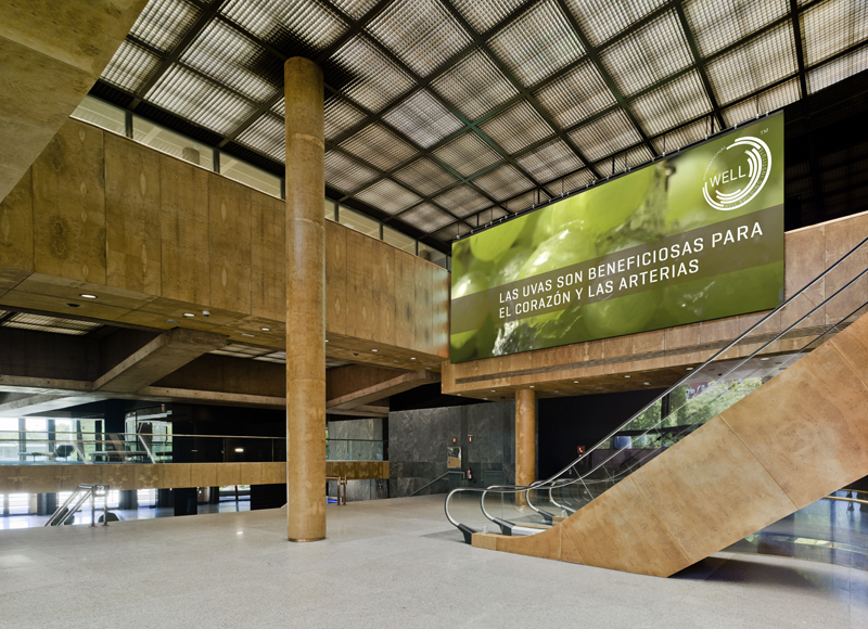 Interior del lobby del Edificio Castellana 81 en Madrid