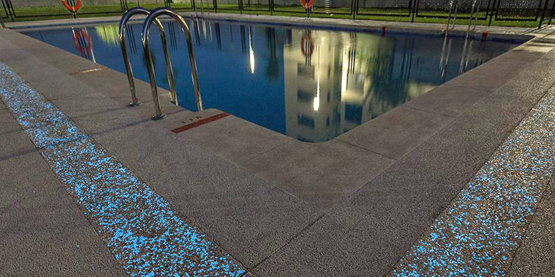 Piscina con pavimento de hormigón con tecnología fotoluminiscente