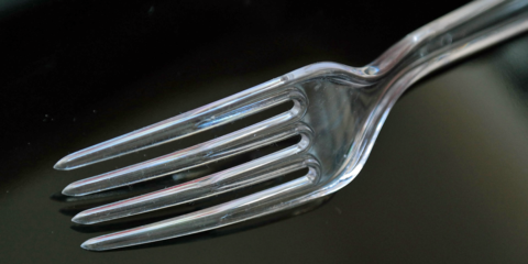 Canarias implantará medidas para terminar con el consumo de plásticos de un solo uso en edificios oficiales