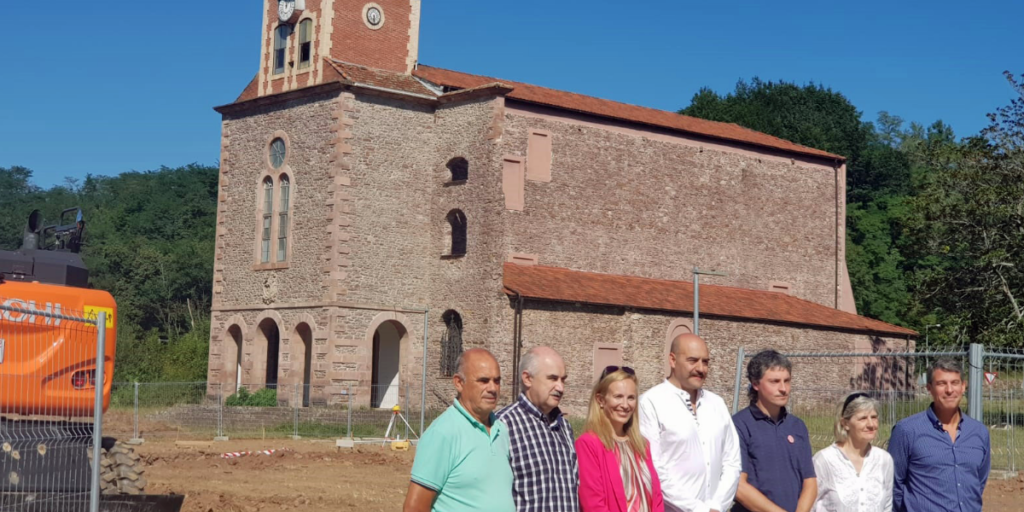 Visita obras del edificio sostenible que albergará los platós cinematográficos de Lekaroz en Navarra