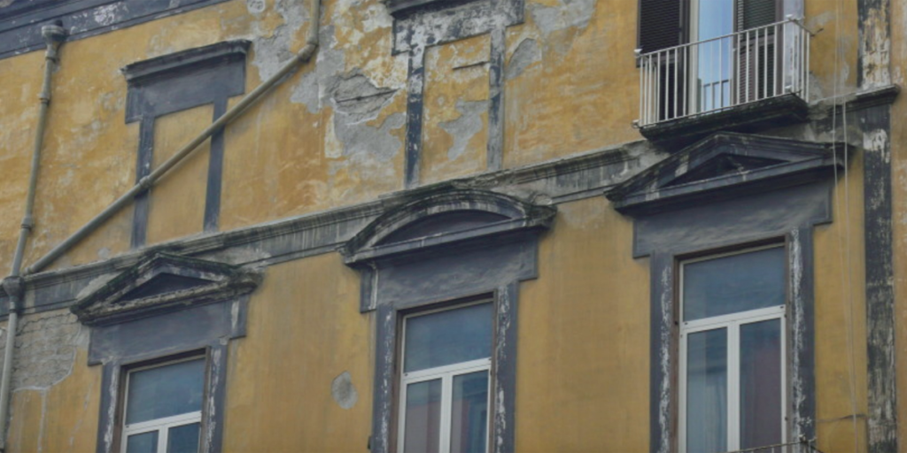 Humedades en fachada de edificio antiguo