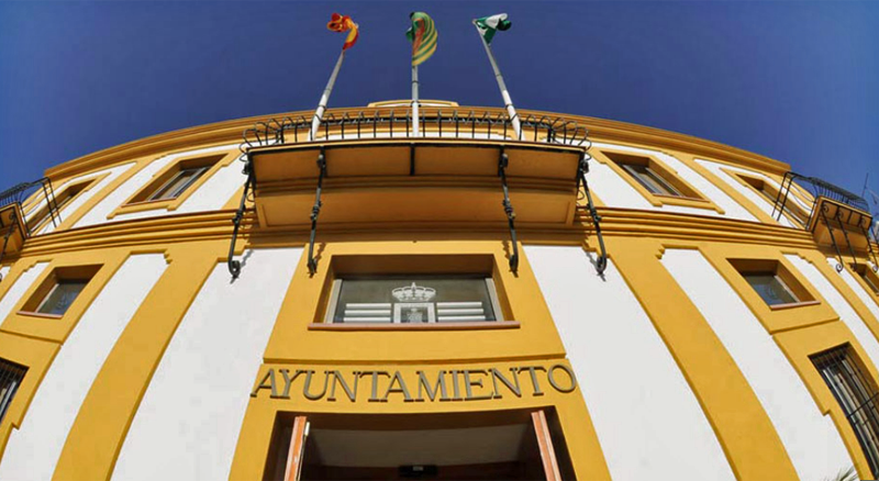 Fachada de edificio de ayuntamiento en Andalucía