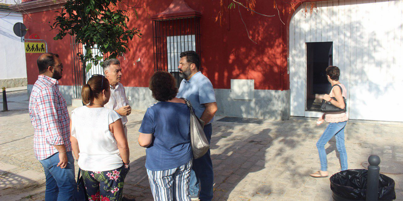 Visita a de las autoridades andaluzas a la zona de viviendas
