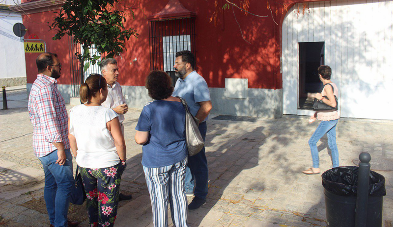 Visita a de las autoridades andaluzas a la zona de viviendas