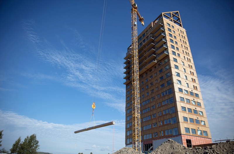 El rascacielos de Mjøstårnet en construcción