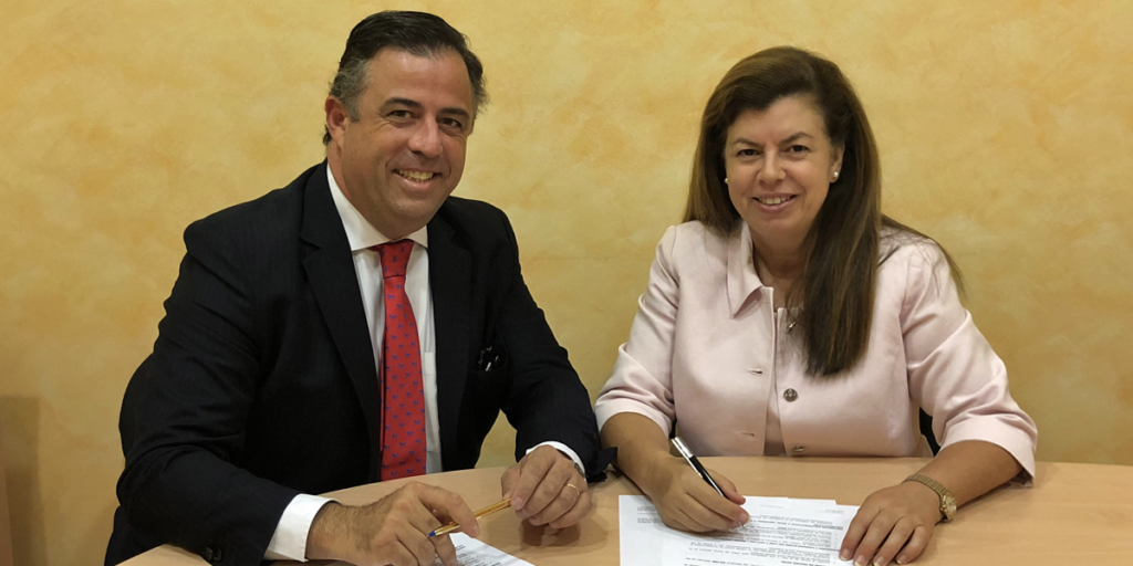 Ramón Ros Castelló y Elvira Carles en la firma del convenio