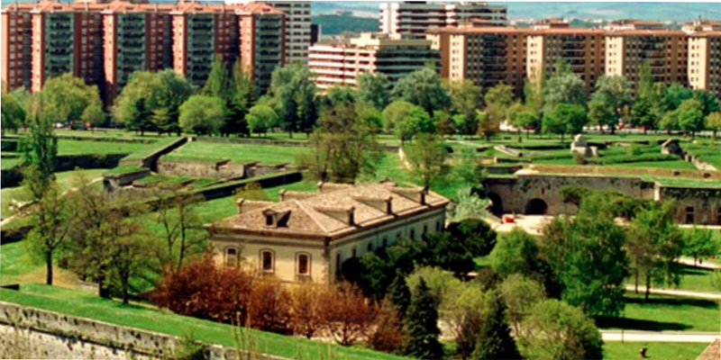 edificios y parque