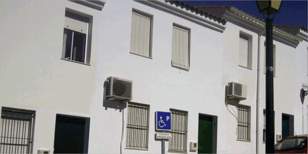 La Junta de Andalucía invierte en la mejora del aislamiento térmico de 19 viviendas en Jabugo