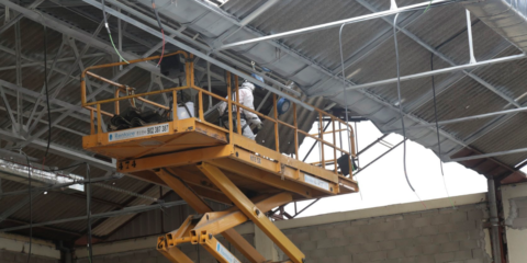 Comienza la rehabilitación de la cubierta y retirada de residuos del polideportivo Manuel Cadenas de Leganés