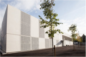 Figura 2. Los paneles prefabricados de hormigón como elementos clave en las fachadas, tanto a nivel de eficiencia energética (elevada inercia térmica) como otras consideraciones medioambientales (nulos residuos, mayor velocidad de ejecución y menor consumo energético asociado).