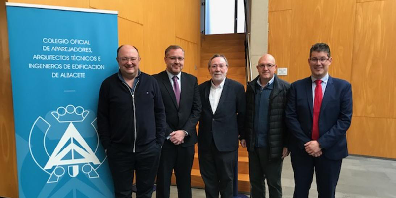 reunión de colegios de arquitectos y gobierno de albacete para rehabilitación de viviendas