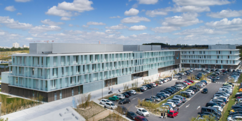 El centro médico Polyclinique Courlancy en Francia se construye como edificio de bajo consumo energético