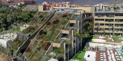 Cubierta ajardinada del Hotel GF Victoria