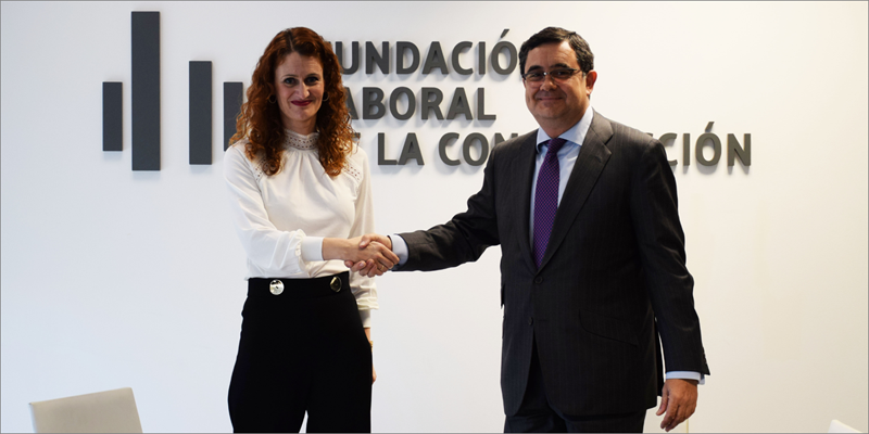 La secretaria general de Hispalyt, Elena Santiago Monedero y el director general de la Fundación, Enrique Corral Álvarez, durante la firma.