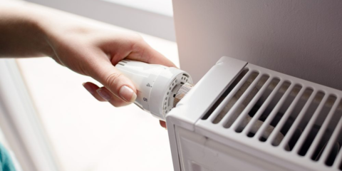 La rehabilitación energética de cubiertas y fachadas podría abaratar la factura hasta 1.500 euros anuales, según Rehare