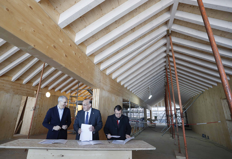  El acuerdo se firmó en el edificio de I+D que está proyectando la Universidad en el Casco Vello, que tendrá la madera como elemento esencial.