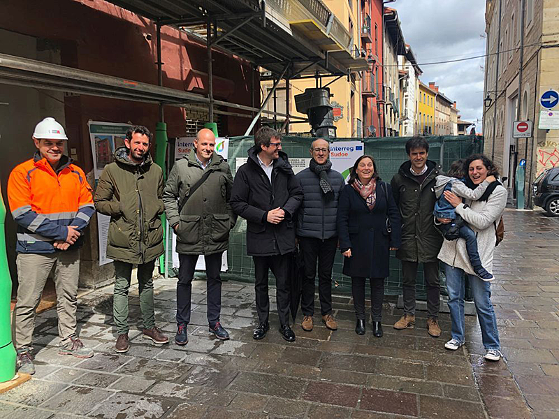 alcalde Gorka Urtaran y el arquitecto, Edgar Briz Bulet, visitan obras de ecorehabilitación de Vitoria