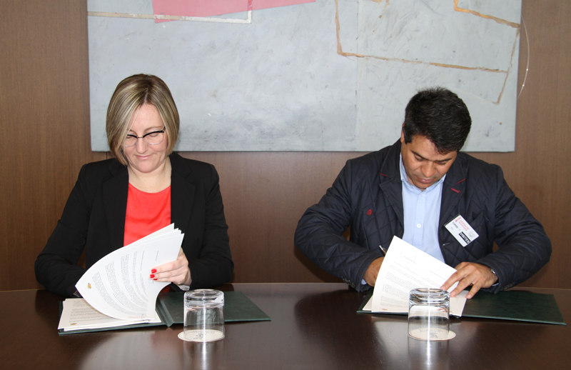 La consellera de Vivienda, Obras Públicas y Vertebración del Territorio, María José Salvador y el alcalde de Olocau, Antonio Ropero, durante la firma.