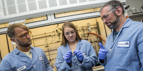 Investigadores de Berkeley Lab en EE.UU. fabrican un plástico que puede potenciar la economía circular