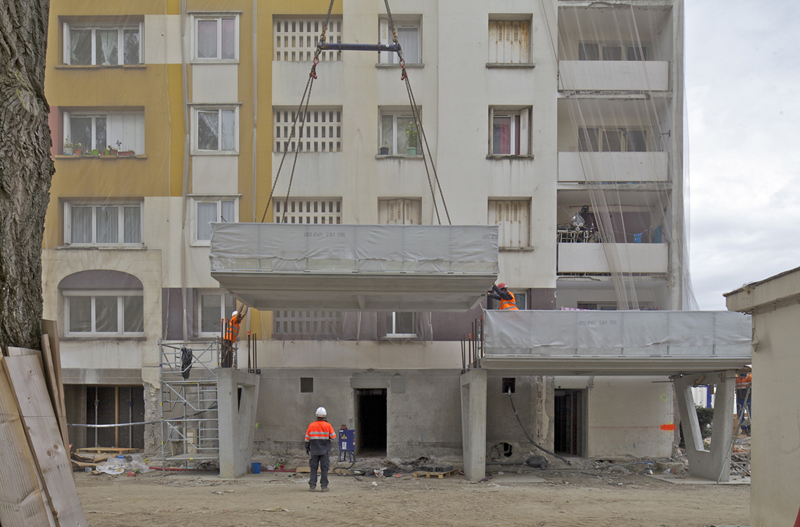 Las estructuras se elevan una a una para incorporarlas a la fachada.