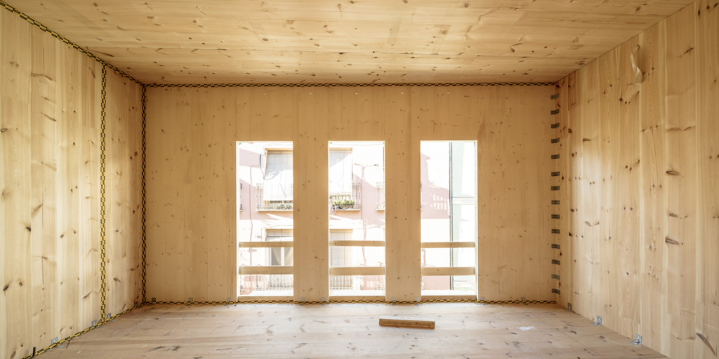 interior del edificio de madera en construcción de la promoción buenavista en madrid