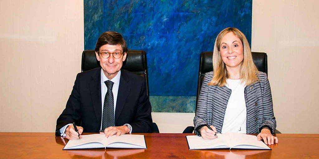 el presidente de Bankia, José Ignacio Goirigolzarri, y la vicepresidenta del BEI, Emma Navarro.