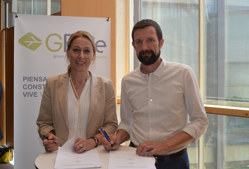 Imagen de la firma del acuerdo de colaboración entre GBCe y DGNB.