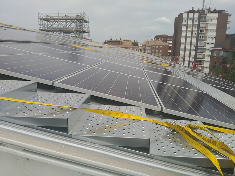 Colocación de las placas fotovoltaicas en la cubierta del Hospital.