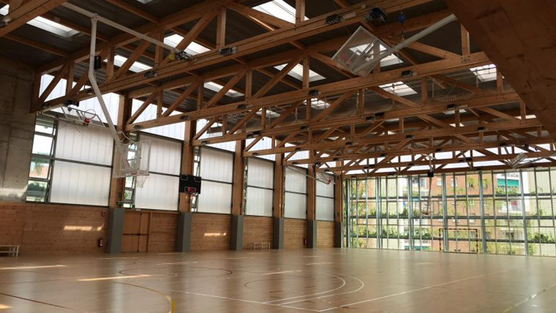 Interior del polideportivo turó de la peira , con estructura de madera. 
