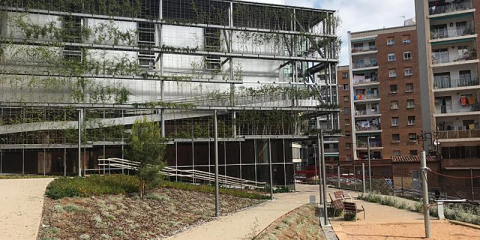 Consumo casi nulo en el polideportivo ‘Turó de la Peira’ de Barcelona con fachada verde ventilada y energía fotovoltaica