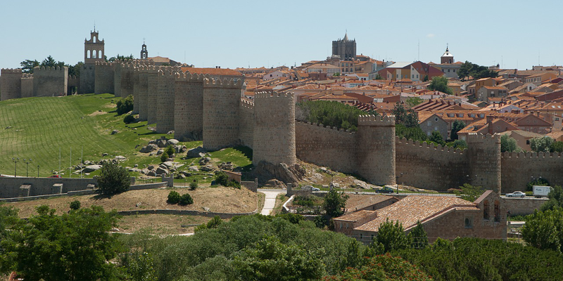 Vista de la muralla de Ávila y parte de la ciudad.