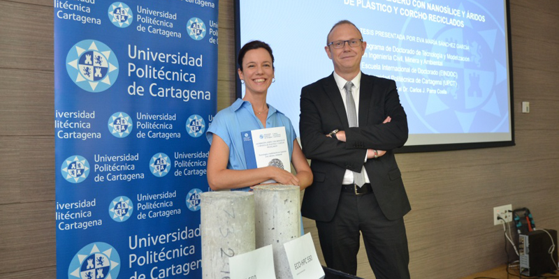 La doctoranda de la UPCT, Eva María Sánchez García, y su director de tesis Carlos Parra