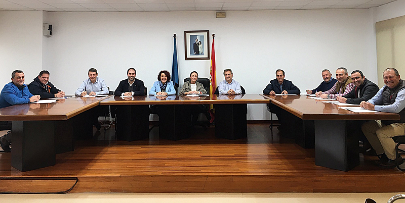 Firma del acuerdo en el Ayuntamiento de El Franco el 23 de octubre.